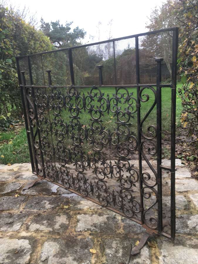 EARLY 1900'S HANDMADE WROUGHT IRON AND MESH FIRGUARD